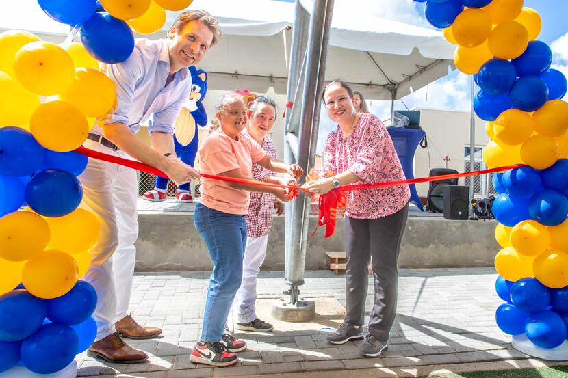 Lintje knippen bij opening Cruyff Court